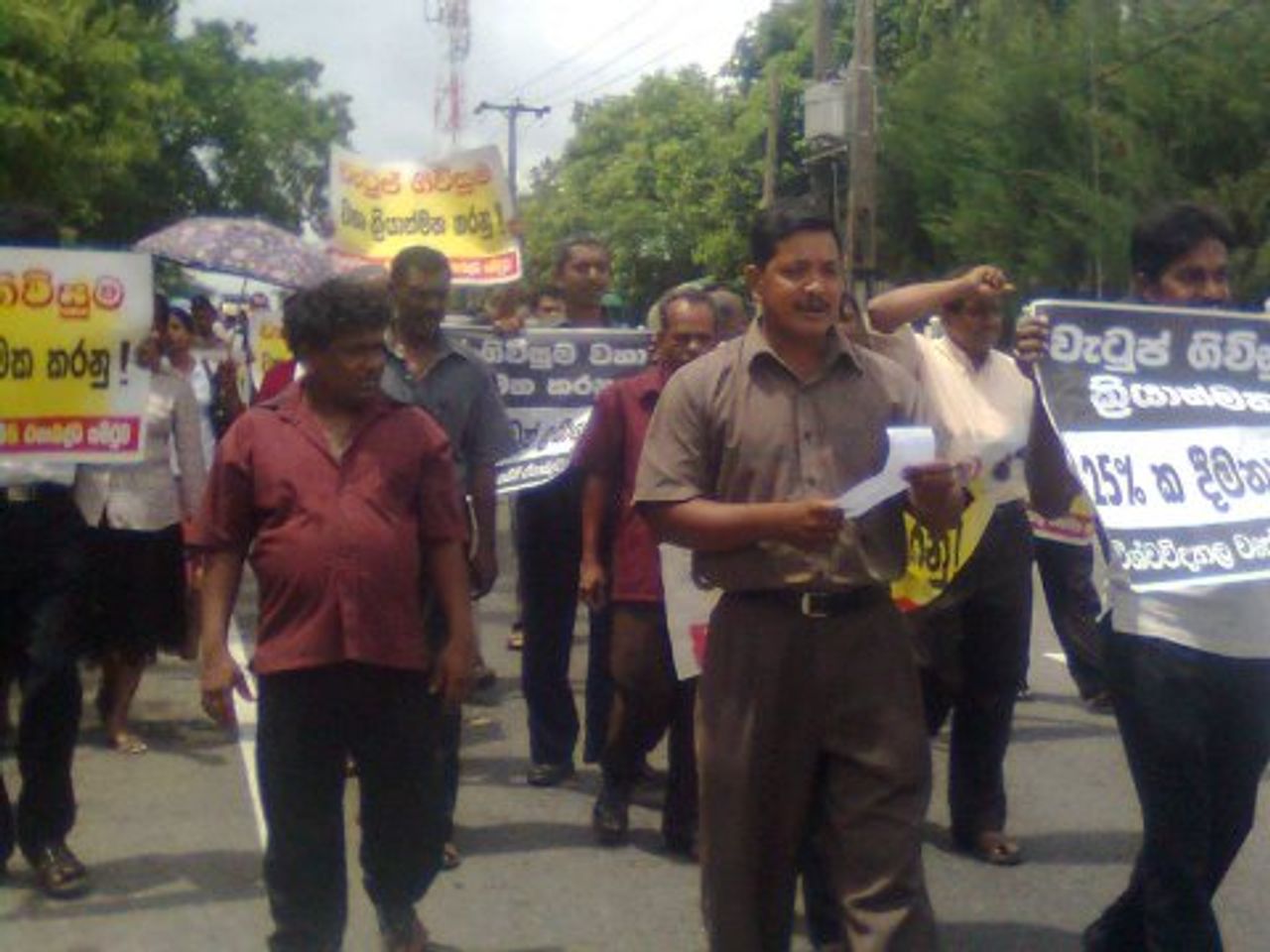Moratuwa university workers marching to demand pay rise